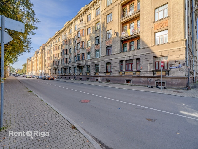 Pārdod 4 istabu dzīvokli Rīgas centrā!  Telpas ir apvītas ar gaismu un vērību, ar augstiem Rīga - foto 11