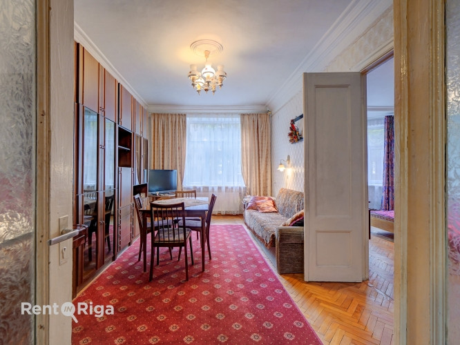 Pārdod 4 istabu dzīvokli Rīgas centrā!  Telpas ir apvītas ar gaismu un vērību, ar augstiem Rīga - foto 18