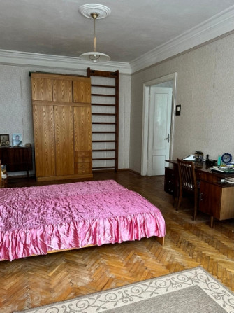 Pārdod 4 istabu dzīvokli Rīgas centrā!  Telpas ir apvītas ar gaismu un vērību, ar augstiem Rīga - foto 2