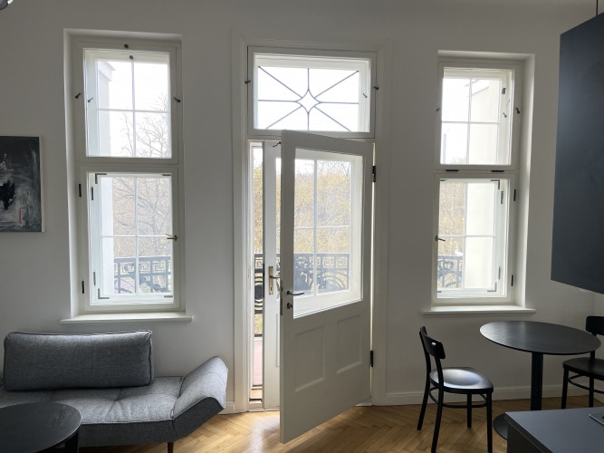 Ekskluzīvs 2-istabu dzīvoklis Bibliotēkas nama ēkā.  Gaišs dzīvoklis ar balkonu un izcilu Rīga - foto 1