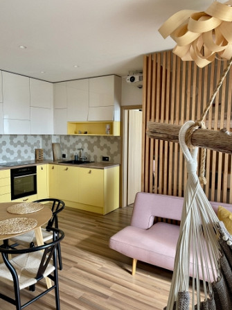 Izīrē gaišu un mājīgu 2 istabu dzīvokli Mežaparkā ar balkonu!  Ilgtermiņa īrei piedāvā Rīga - foto 2