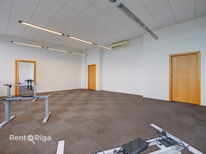 Kvalitatīvs, kompakta izmēra birojs renovētā ēkā  Ganību dambī 24D.  Birojs atrodas ēkas Rīga - foto 3