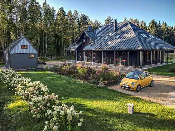 Moderna, ļoti kvalitatīvi būvēta, sešu istabu savrupmāja Zvejniekciemā, meža ielokā, 54km attālumā n Саулкрасты