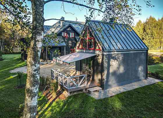 Moderna, ļoti kvalitatīvi būvēta, sešu istabu savrupmāja Zvejniekciemā, meža ielokā, 54km attālumā n Саулкрасты