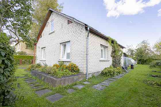 Pārdod nelielu, kompaktu māju ar zemi klusā privātmāju rajonā.

Īpašums sastāv no:
- zemes gabala  6 Елгава и Елгавский край