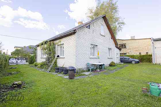 Pārdod nelielu, kompaktu māju ar zemi klusā privātmāju rajonā.

Īpašums sastāv no:
- zemes gabala  6 Елгава и Елгавский край