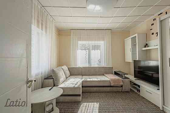 Pārdod nelielu, kompaktu māju ar zemi klusā privātmāju rajonā.

Īpašums sastāv no:
- zemes gabala  6 Елгава и Елгавский край