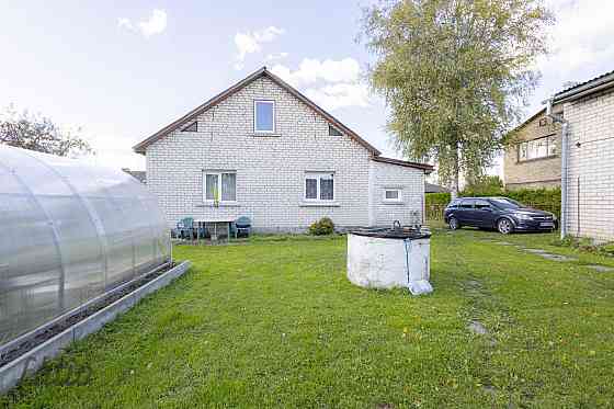 Pārdod nelielu, kompaktu māju ar zemi klusā privātmāju rajonā.

Īpašums sastāv no:
- zemes gabala  6 Елгава и Елгавский край