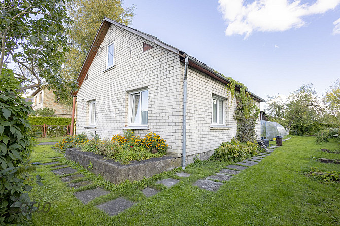 Pārdod nelielu, kompaktu māju ar zemi klusā privātmāju rajonā.

Īpašums sastāv no:
- zemes gabala  6 Елгава и Елгавский край - изображение 4