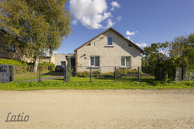 Pārdod nelielu, kompaktu māju ar zemi klusā privātmāju rajonā.

Īpašums sastāv no:
- zemes gabala  6 Елгава и Елгавский край - изображение 1