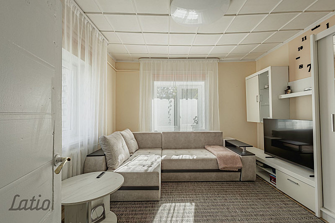 Pārdod nelielu, kompaktu māju ar zemi klusā privātmāju rajonā.

Īpašums sastāv no:
- zemes gabala  6 Елгава и Елгавский край - изображение 5