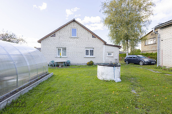 Pārdod nelielu, kompaktu māju ar zemi klusā privātmāju rajonā.

Īpašums sastāv no:
- zemes gabala  6 Елгава и Елгавский край - изображение 2