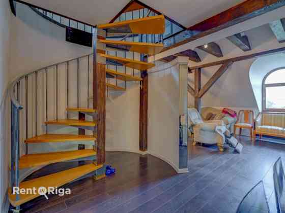 Изысканная двухуровневая квартира в самом центре Риги.  Прямой вид на Памятник Рига