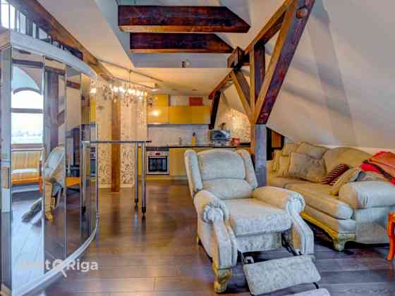 Изысканная двухуровневая квартира в самом центре Риги.  Прямой вид на Памятник Рига