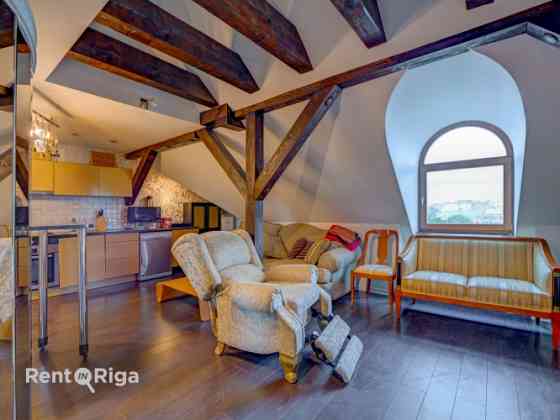 Изысканная двухуровневая квартира в самом центре Риги.  Прямой вид на Памятник Рига