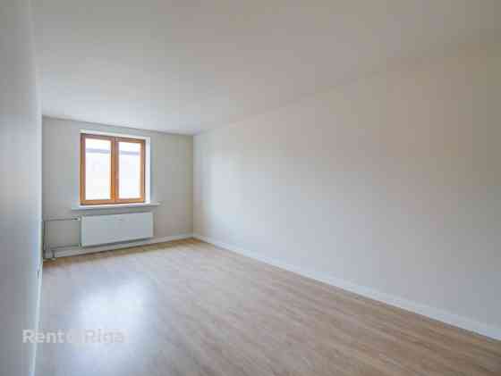 Piedāvājumā dzīvokļi Rīgas centrā. Īpašumam divas ēkas fasādes un pagalma.  Trīsistabu dzīvoklis ar  Rīga