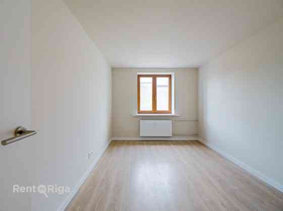 Piedāvājumā dzīvokļi Rīgas centrā. Īpašumam divas ēkas fasādes un pagalma.  Trīsistabu dzīvoklis ar  Rīga