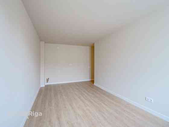 Piedāvājumā dzīvokļi Rīgas centrā. Īpašumam divas ēkas fasādes un pagalma.  Trīsistabu dzīvoklis ar  Rīga