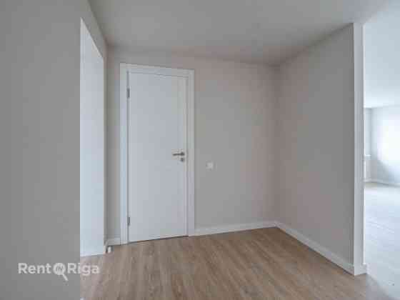 Piedāvājumā dzīvokļi Rīgas centrā. Īpašumam divas ēkas fasādes un pagalma.  Trīsistabu dzīvoklis ar  Rīga