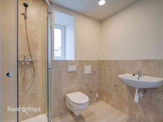 Piedāvājumā dzīvokļi Rīgas centrā. Īpašumam divas ēkas fasādes un pagalma.  Trīsistabu dzīvoklis ar  Rīga