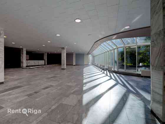 Kafejnīcas telpas ar terasi pie kanāla leģendārajā Kongresu namā.  Telpas sastāv no lielas, gaišas z Rīga