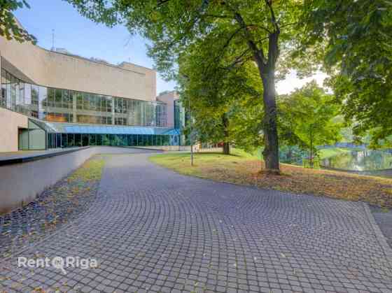 Kafejnīcas telpas ar terasi pie kanāla leģendārajā Kongresu namā.  Telpas sastāv no lielas, gaišas z Rīga