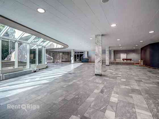 Kafejnīcas telpas ar terasi pie kanāla leģendārajā Kongresu namā.  Telpas sastāv no lielas, gaišas z Rīga