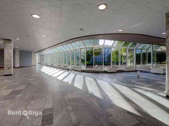 Kafejnīcas telpas ar terasi pie kanāla leģendārajā Kongresu namā.  Telpas sastāv no lielas, gaišas z Rīga