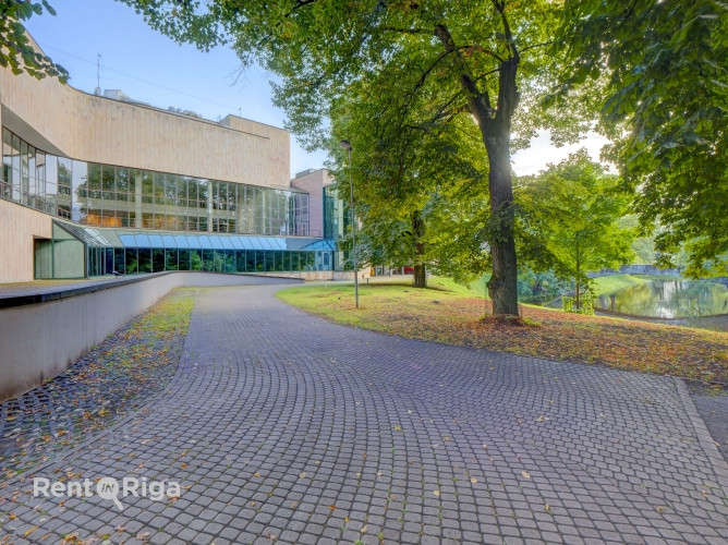 Kafejnīcas telpas ar terasi pie kanāla leģendārajā Kongresu namā.  Telpas sastāv no lielas, Rīga - foto 2
