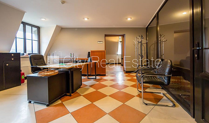 Фасадный дом, закрытый двор, места для нескольких машин, вход с улицы, лифт, Рига - изображение 13