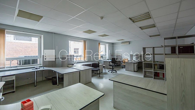 Фасадный дом, закрытый двор, места для нескольких машин, вход с улицы, лифт, Рига - изображение 11