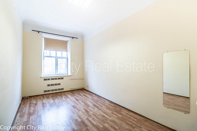 Fasādes māja, ieeja no ielas, ir lifts, kāpņu telpa pēc kapitālā remonta, logi vērsti uz Rīga - foto 1