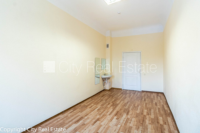 Fasādes māja, ieeja no ielas, ir lifts, kāpņu telpa pēc kapitālā remonta, logi vērsti uz Rīga - foto 2