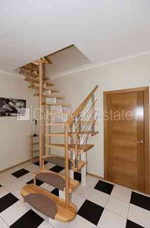 Здание во дворе, реновированный дом, благоустроенный озеленённый двор, закрытый Юрмала