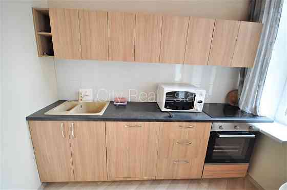 Фасадный дом, реновированный дом, вход с улицы, лифт, лестничная клетка после Рига