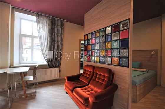 Фасадный дом, реновированный дом, вход с улицы, лифт, лестничная клетка после Рига