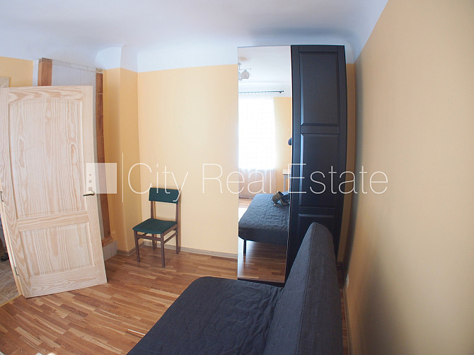 Фасадный дом, вход с улицы, окна выходят во двор, изолированная комната, кухня, Рига - изображение 2