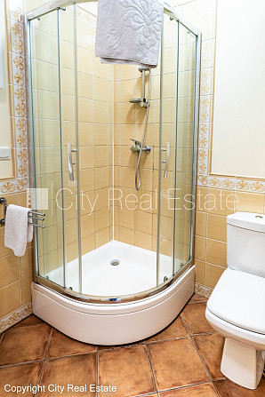 Фасадный дом, реновированный дом, вход с улицы, лестничная клетка после Рига - изображение 12