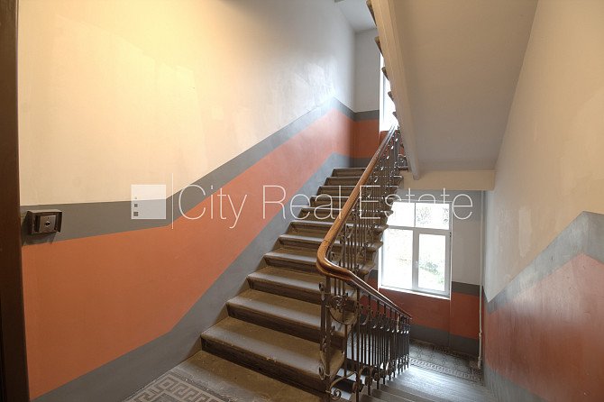 Фасадный дом, реновированный дом, вход с улицы, лестничная клетка после Рига - изображение 14