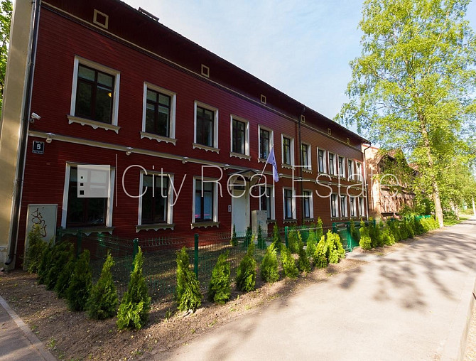 Фасадный дом, благоустроенная озеленённая территория, студио, кухня объединена с Рига - изображение 8