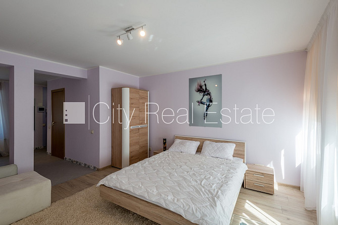 Фасадный дом, благоустроенная озеленённая территория, студио, кухня объединена с Рига - изображение 2