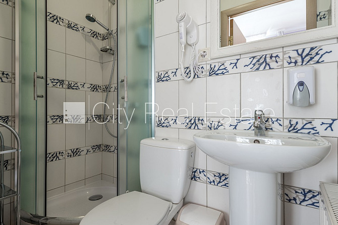 Фасадный дом, благоустроенная озеленённая территория, студио, кухня объединена с Рига - изображение 7