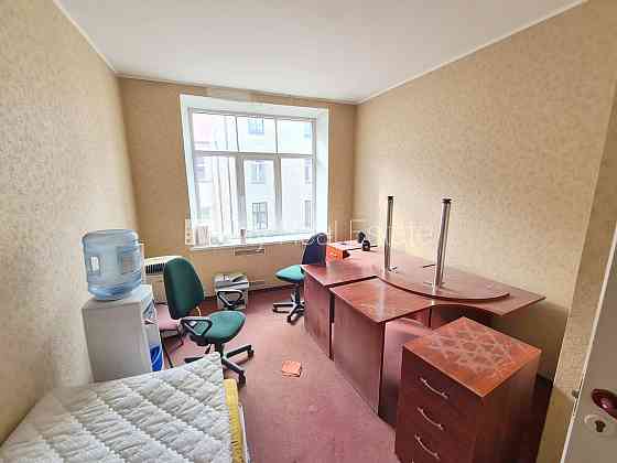 Фасадный дом, реновированный дом, вход с улицы, лифт, лестничная клетка после Рига