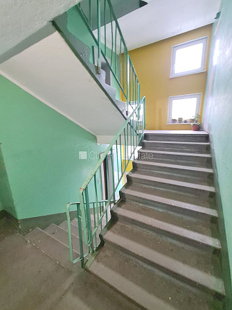 Fasādes māja, ieeja no pagalma, ir lifts, kāpņu telpa pēc kosmētiskā remonta, lodžija, logi Rīga - foto 20