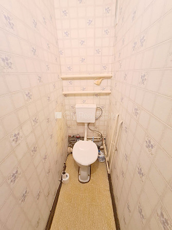 Fasādes māja, ieeja no pagalma, ir lifts, kāpņu telpa pēc kosmētiskā remonta, lodžija, logi Rīga - foto 16