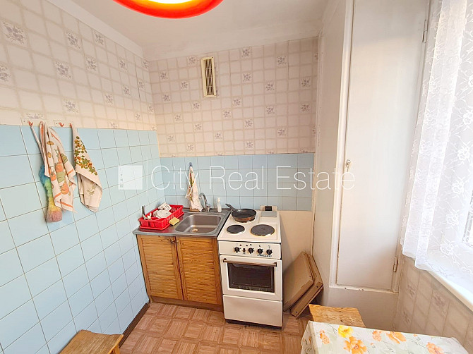 Fasādes māja, ieeja no pagalma, ir lifts, kāpņu telpa pēc kosmētiskā remonta, lodžija, logi Rīga - foto 9