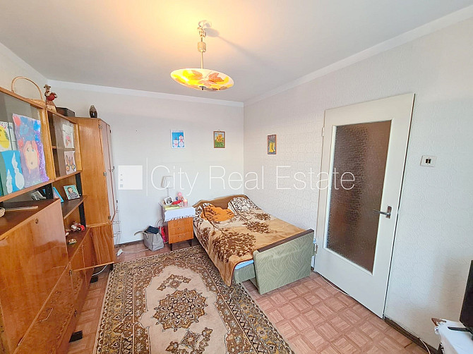 Fasādes māja, ieeja no pagalma, ir lifts, kāpņu telpa pēc kosmētiskā remonta, lodžija, logi Rīga - foto 4