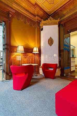 Фасадный дом, реновированный дом, вход с улицы, лестничная клетка после Рига