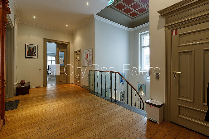 Фасадный дом, реновированный дом, вход с улицы, лестничная клетка после Рига - изображение 3