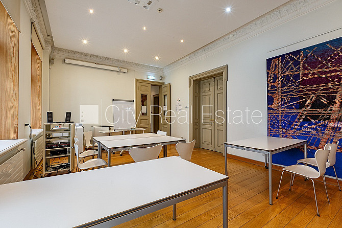 Фасадный дом, реновированный дом, вход с улицы, лестничная клетка после Рига - изображение 16